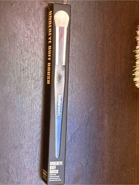 HUDA BEAUTY Undereye Buff Brush - Black Handle with White Bristles